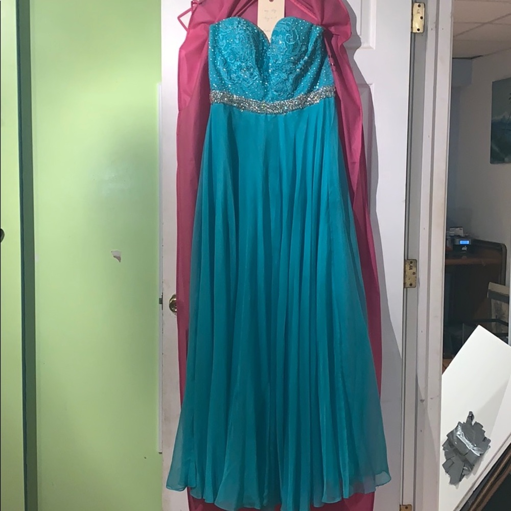 Spearmint (teal) prom dress unaltered worn once.